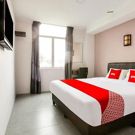 Oyo 89631 988 Hotel Джохор-Бару Екстер'єр фото